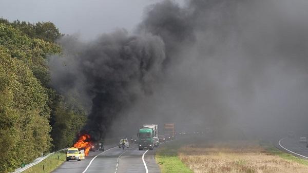 Rolstoelbus vliegt tijdens rijden in brand; lange file