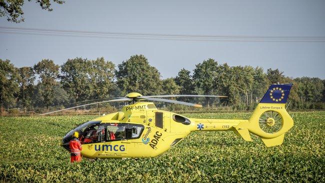 Traumahelikopter landt in weiland voor ondersteuning ambulance