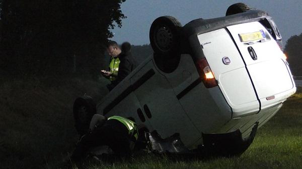 Busje op de kop bij oprit A28 Assen