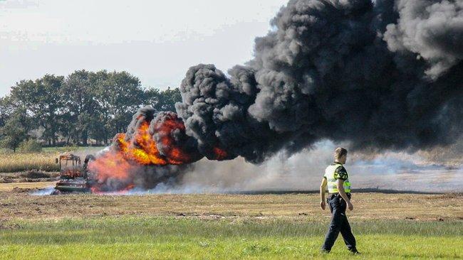 Landbouwvoertuig compleet verwoest door brand in Gasteren
