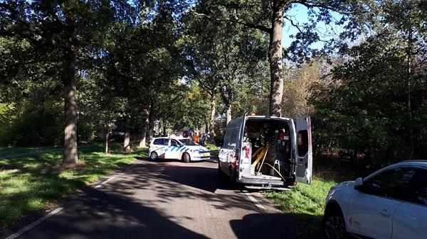 Gaslek langs doorgaande weg; brandweer en politie sluiten straat af