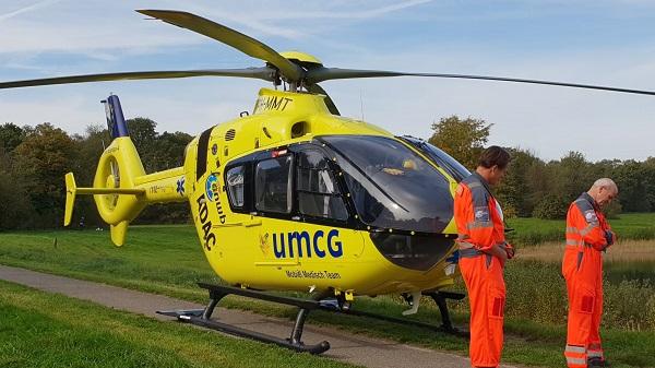 Traumahelikopter landt bij Baggelhuizerplas in Assen 