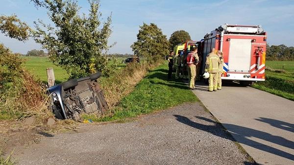 Auto op de kant in de sloot nabij Roderwolde