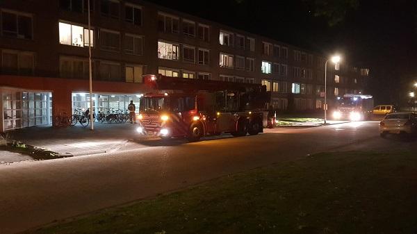 Lift verzorgingshuis kapot; brandweer tilt persoon naar beneden