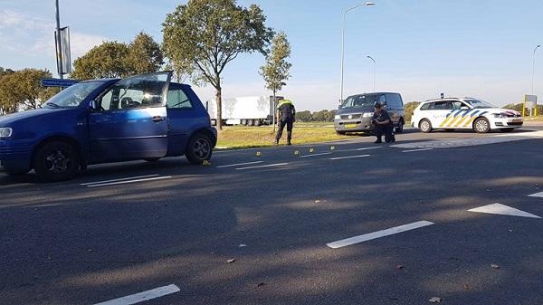 Man die werd aangehouden na waarschuwingsschot reed in op agent