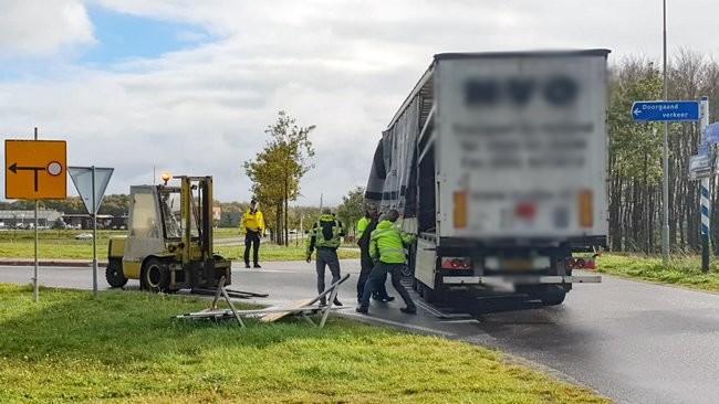 Vrachtwagen verliest lading op Gieter rotonde