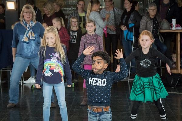 Vele blije gezichtjes op Jeugdtheaterdag in de Tamboer