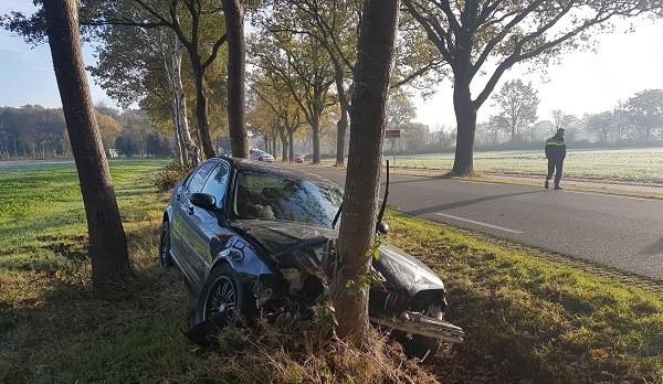 Persoon gewond na harde knal tegen boom