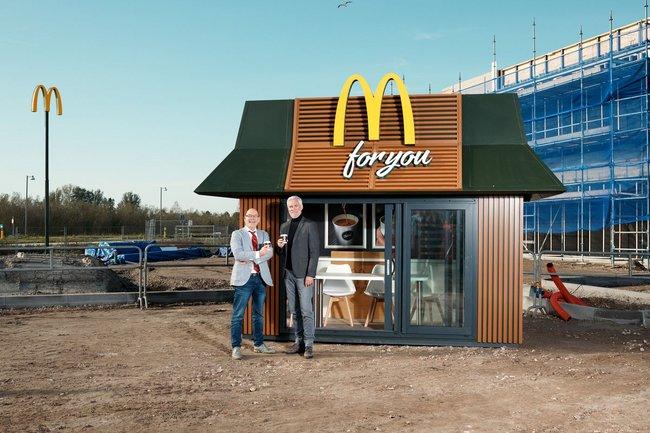 McDonaldâ€™s verwelkomt wethouder Tynaarlo op bouwplaats met mini-restaurant