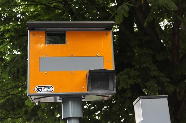 Nieuwe flitspalen in Nederland; Appende bestuurders krijgen bekeuring