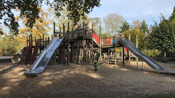 Gemeente Emmen sloopt speeltoestel Rensenpark ivm gebreken