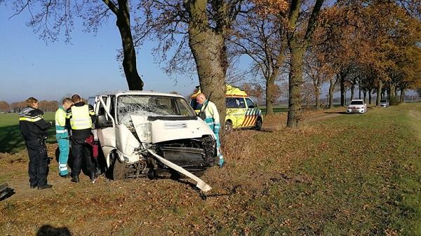 Auto botst hard tegen boom op landweg; 2 gewonden