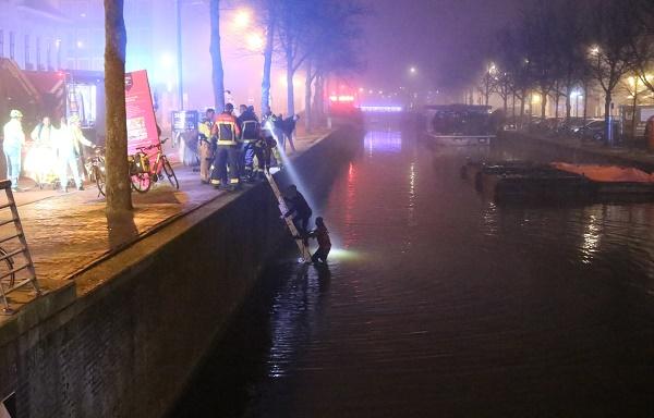 Man(19) uit Roden te water bij Steentilbrug Groningen