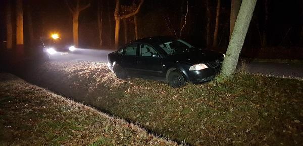 Auto met 4 personen botst tegen boom