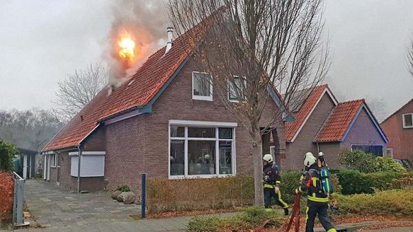 Grote brand verwoest woonboerderij in Assen (video)