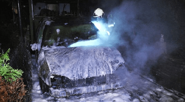 Auto en schuur zwaar beschadigd door brand