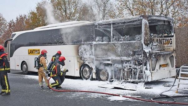 Bus uit Hoogeveen in brand langs A7 (video)