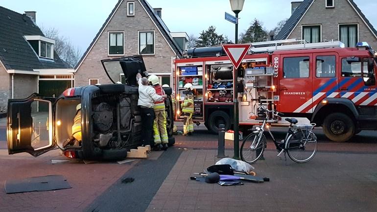 Auto knalt op paaltje en beland op de zijkant; Bestuurder bekneld