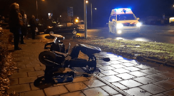 Man op scootmobiel gewond na harde botsing met auto (video)