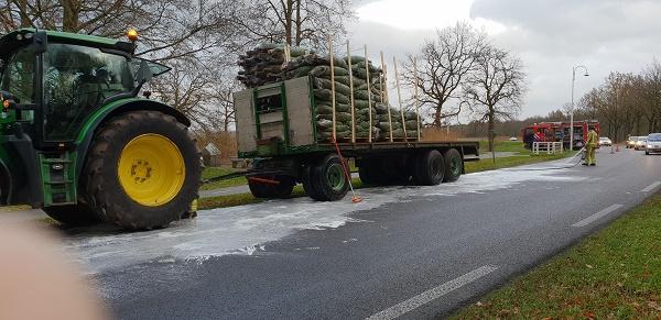 Geknapte olieslang zorgt voor lang oliespoor en brandweerinzet