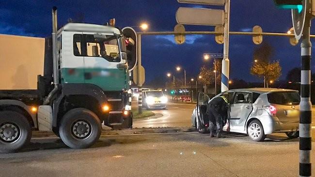Auto en vrachtwagen botsen in Hoogeveen