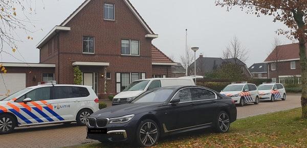 Drie jongens ( 16-18 jaar ) overvallen in huis; dure BMW buit gemaakt