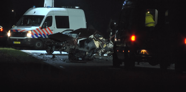 28-Jarige man komt om het leven na botsing tegen boom (video)