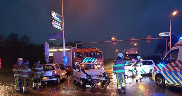 Bestuurder uit auto geknipt door brandweer na ongeval N34