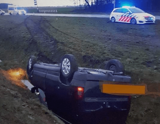 Politie zoekt getuigen van auto die over de kop slaat op N34