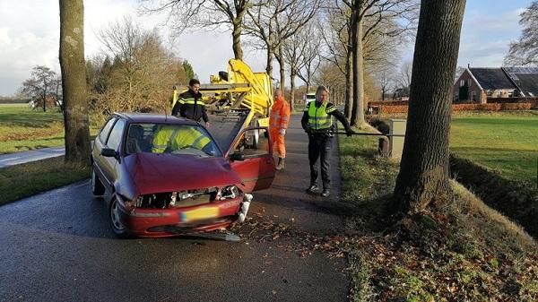 Auto frontaal tegen boom; Bestuurder gewond