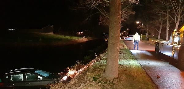 Hulpdiensten massaal naar auto te water in Nieuwediep