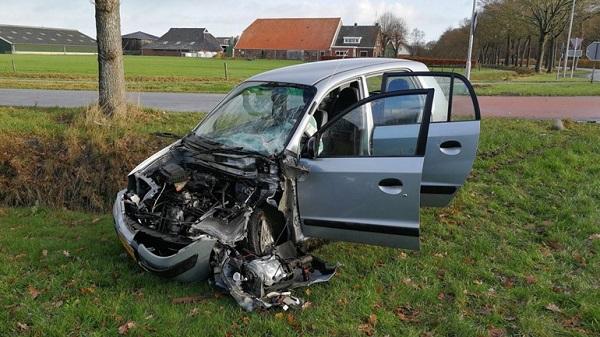 Auto knalt hard op vrachtwagen; bestuurder gewond