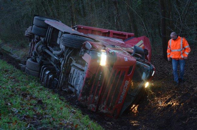 Vrachtwagen belandt op zijn kant (Video)