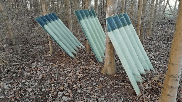 Grote platen asbest gedumpt midden in het bos
