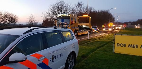 Auto vliegt van de A28 af; Bestuurder gewond