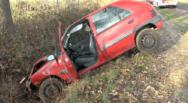 Auto de sloot in door modder op openbare weg