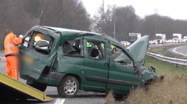 Auto ramt vangrail op de A28; Bestuurder gewond