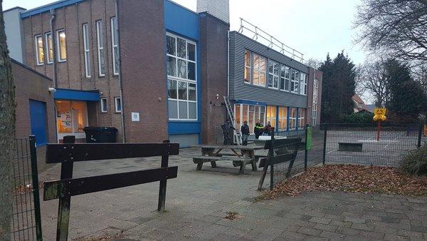 Dieven stelen veertig rollen dakleer van school in Beilen