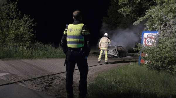 Auto brand uit na achtervolging in Nijeveen