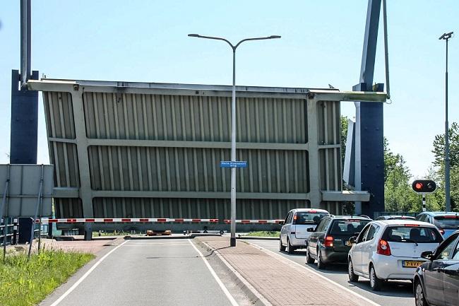 Brug in Assen opnieuw in storing:verkeer loopt wederom vast