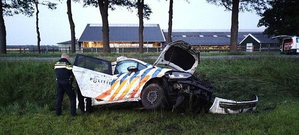 Politiewagen slaat over de kop bij botsing in Oosterhesselen