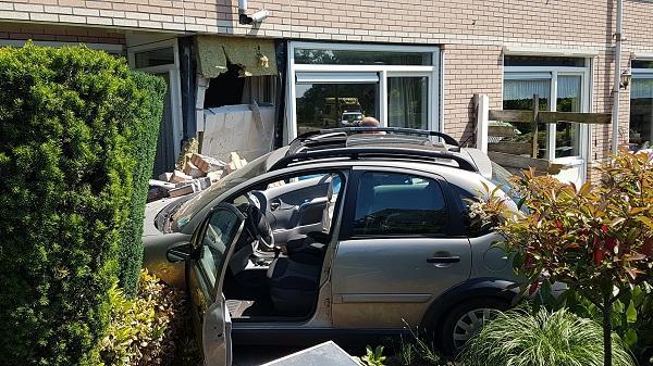 Vrouw ramt woning met auto in Havelte