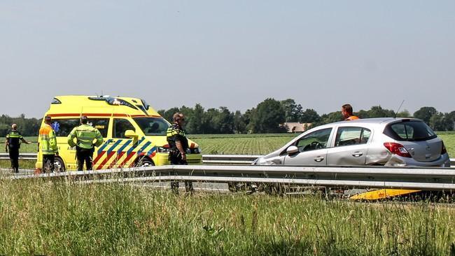 Auto belandt op zijkant op N33 bij Rolde