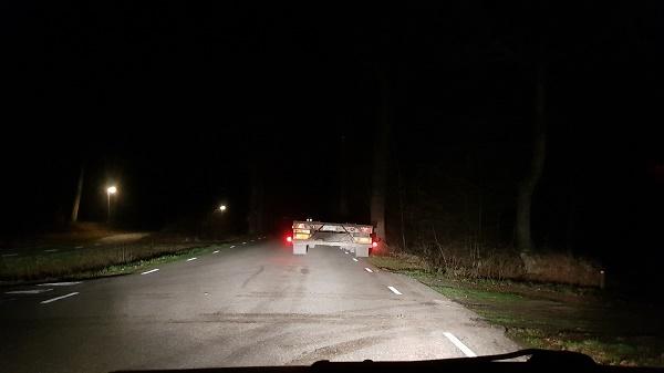 Trailer levens gevaarlijk achter gelaten op openbare weg