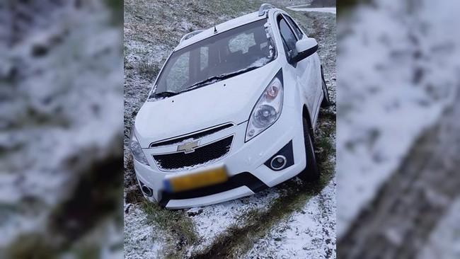 Auto raakt door gladheid van de weg