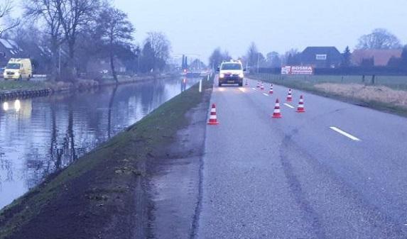 Auto duikt het kanaal in bij de Witte Wijk in Smilde