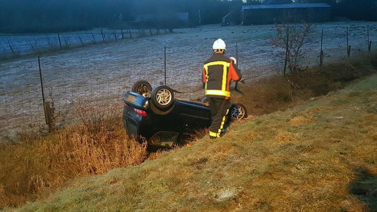 Gewonde bij auto in de sloot langs A28 (Video)