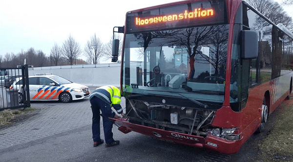 Auto en lijnbus botsen met elkaar; Geen gewonden