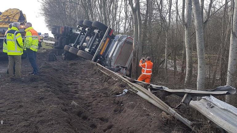 A28 deels afgesloten door gekantelde vrachtwagen