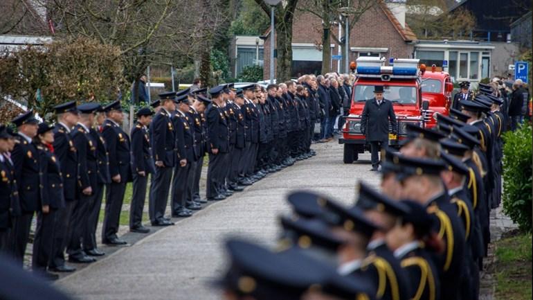 Indrukwekkende laatste eer voor overleden brandweerman